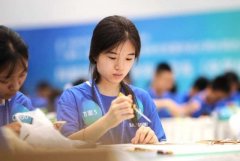 <b>一只猕猴正通过植入</b> 